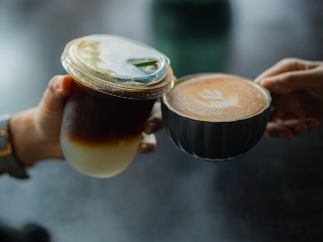 How Do You Choose Between a Hot Latte and an Iced Latte?