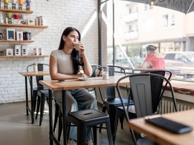 What’s the Best Time to Avoid the Rush at a Verona Coffee Shop?